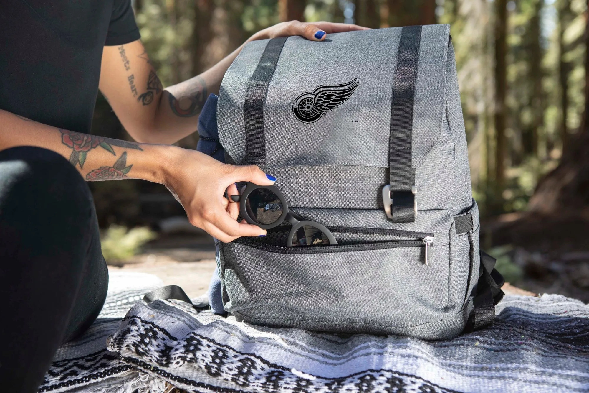 Detroit Red Wings - On The Go Traverse Backpack Cooler